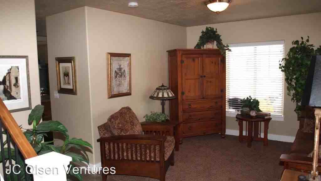 657 Lebon Cir - Photo 2 of 5