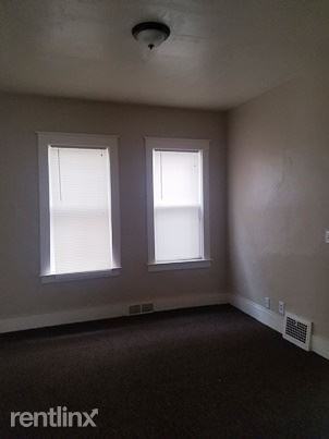 493 18th St - Photo 2 of 5