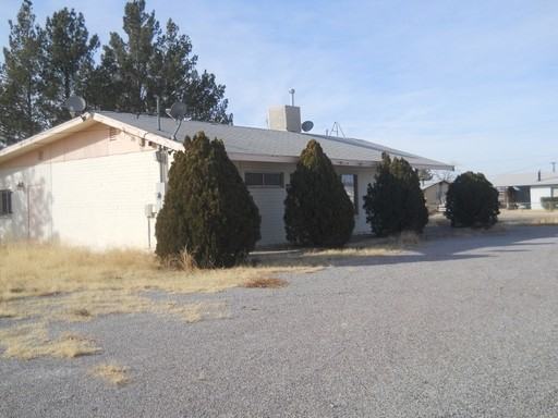 401 S Cochise Ave - Photo 2 of 9