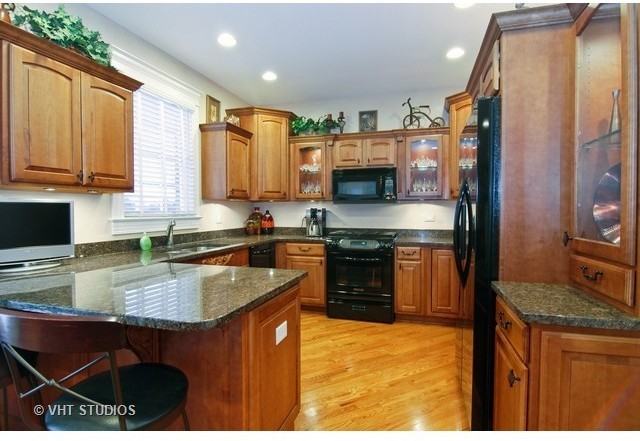 1064 Cherry Ln - Photo 3 of 13