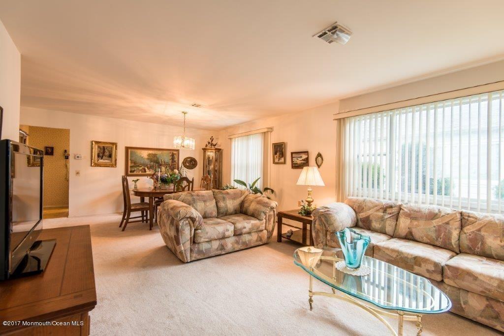 20 Woodstock Dr - Photo 2 of 17