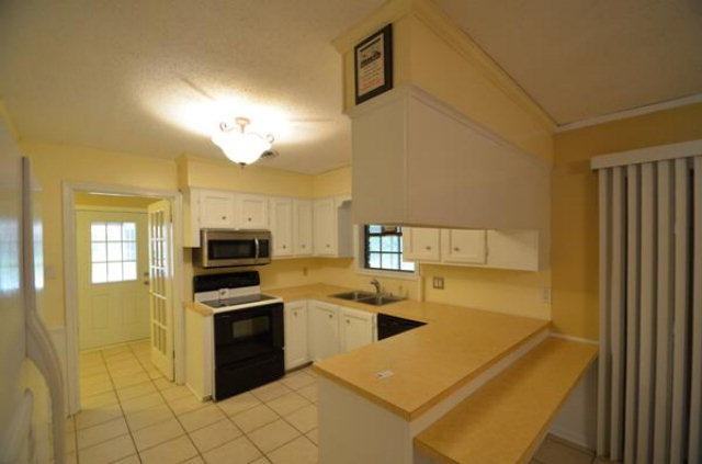 220 N Terrebonne Dr - Photo 3 of 10