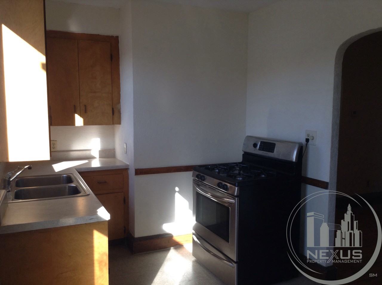 284 Lonsdale Ave - Photo 2 of 33