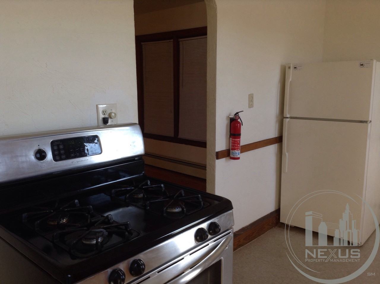 284 Lonsdale Ave - Photo 3 of 33