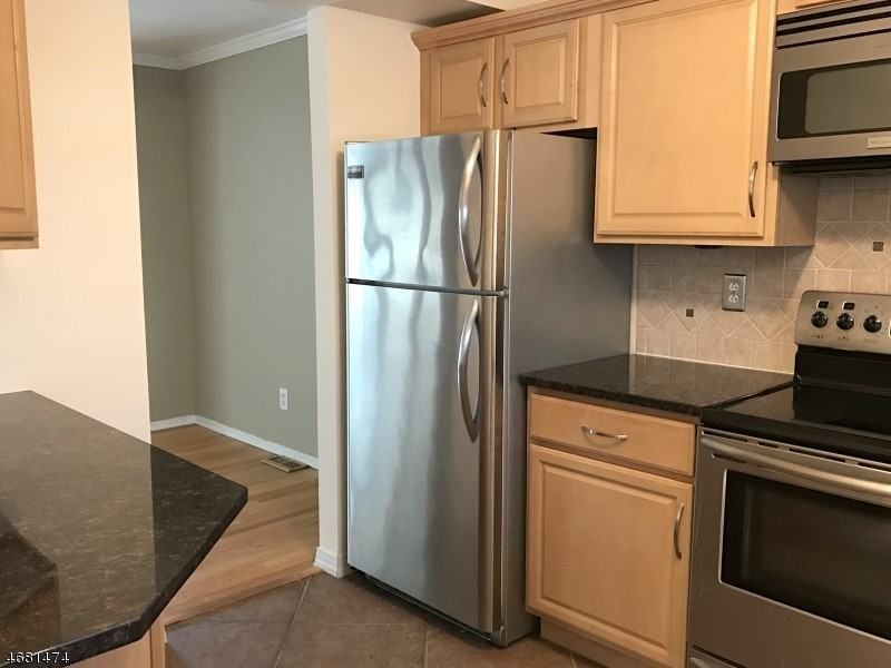 166-80 Longacre Ct - Photo 3 of 16
