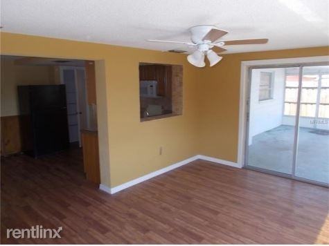 10736 Queens Rd - Photo 3 of 8