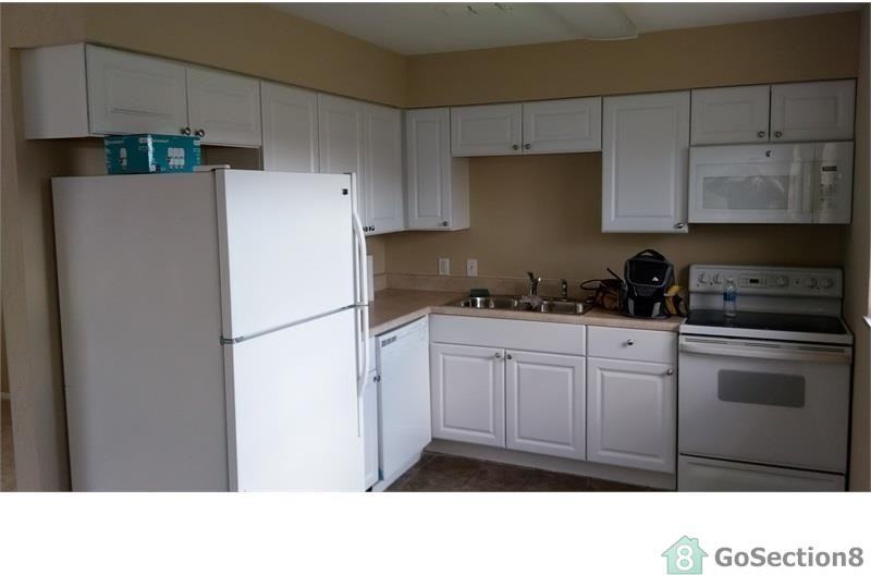 42 Queens Ct - Photo 3 of 6