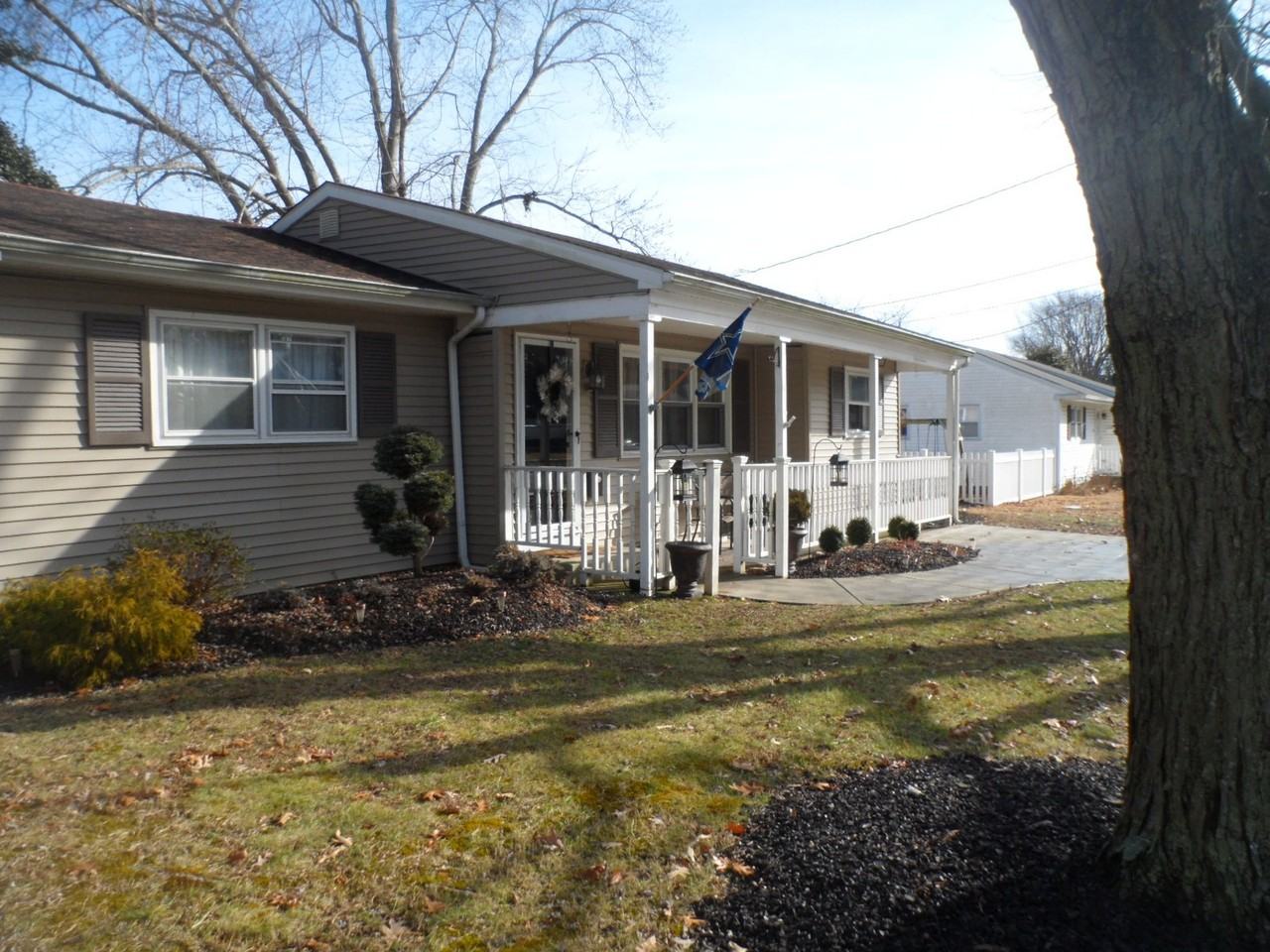 87 W Laurel Dr - Photo 2 of 19