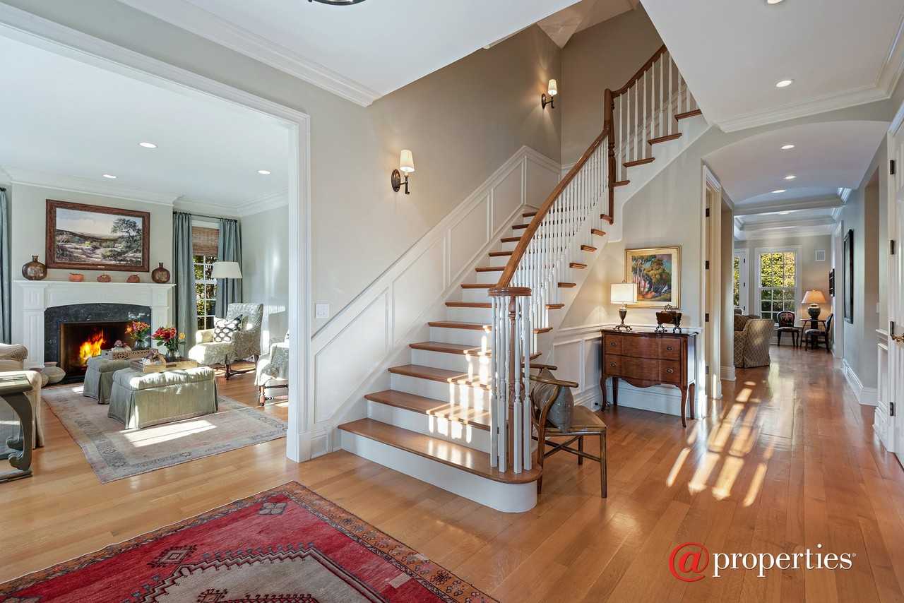 537 Abbotsford Rd - Photo 2 of 27