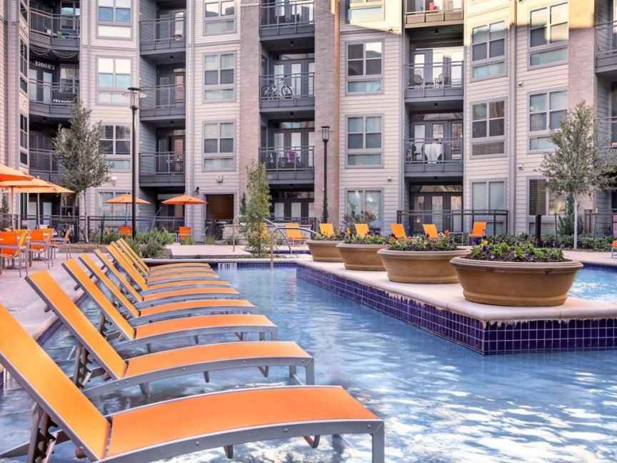 2949 Parkwood Blvd - Photo 2 of 6