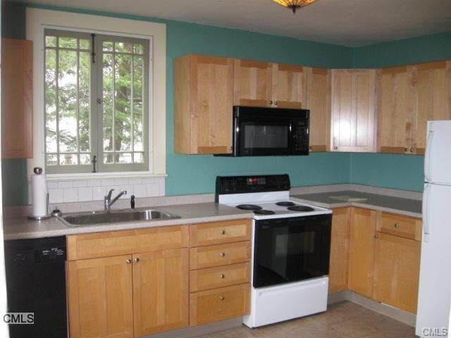 102 Newtown Turnpike - Photo 3 of 8