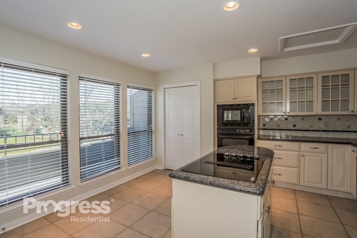18222 Bal Harbour Dr - Photo 2 of 8