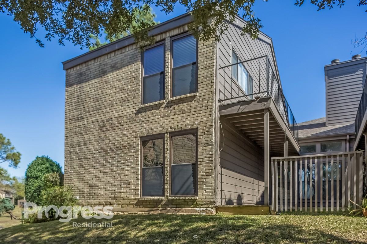 18222 Bal Harbour Dr - Photo 3 of 8