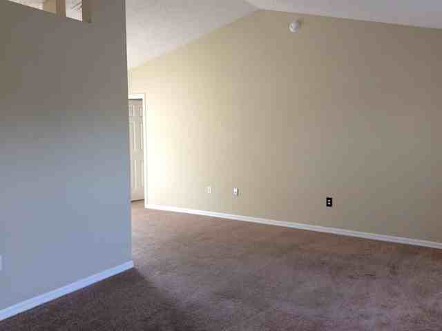 915 Leeward Dr - Photo 3 of 15