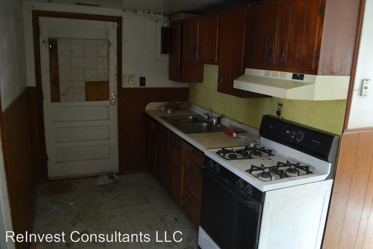2491 Roosevelt Ave - Photo 2 of 8