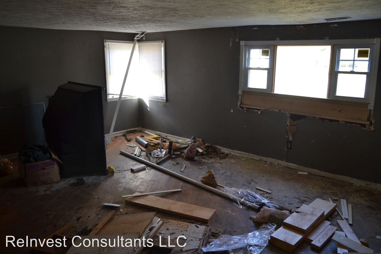 2491 Roosevelt Ave - Photo 3 of 8