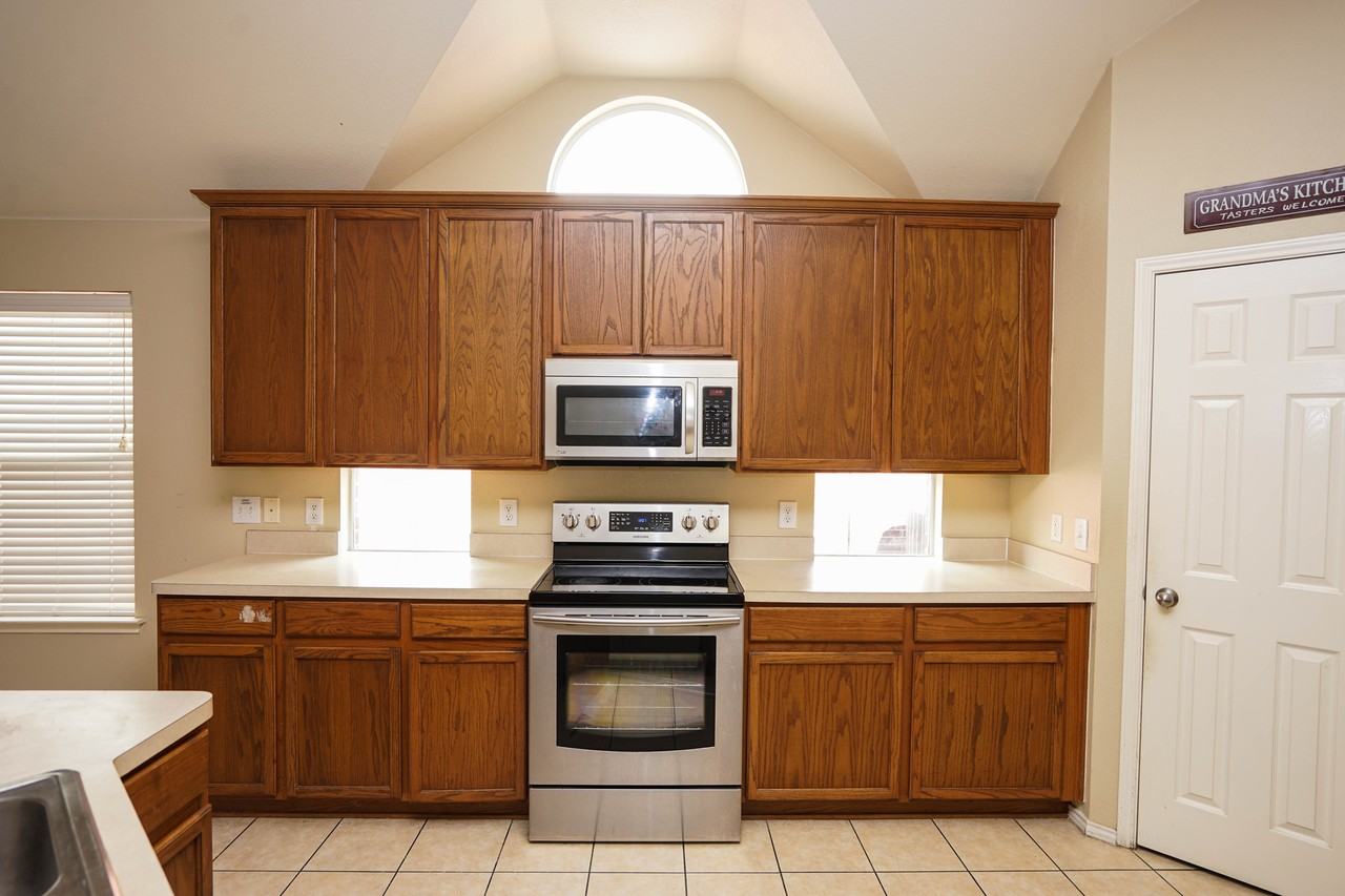 2005 Oak Hollow Drive - Photo 5 of 17