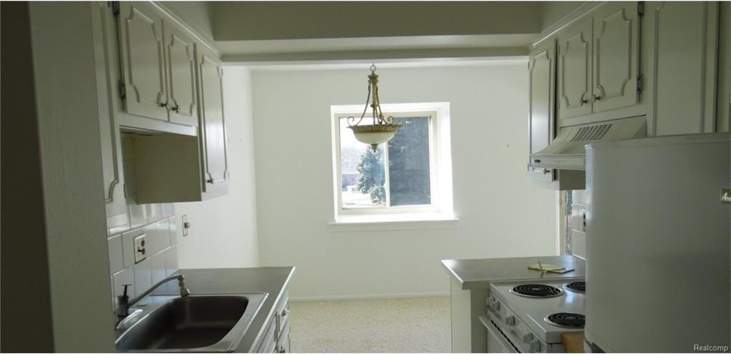 131-101 Riviera Dr - Photo 3 of 29