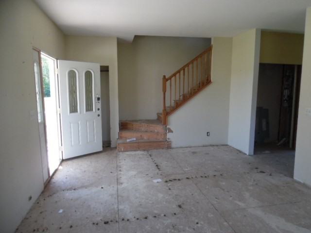 557 Seneca Dr - Photo 2 of 5