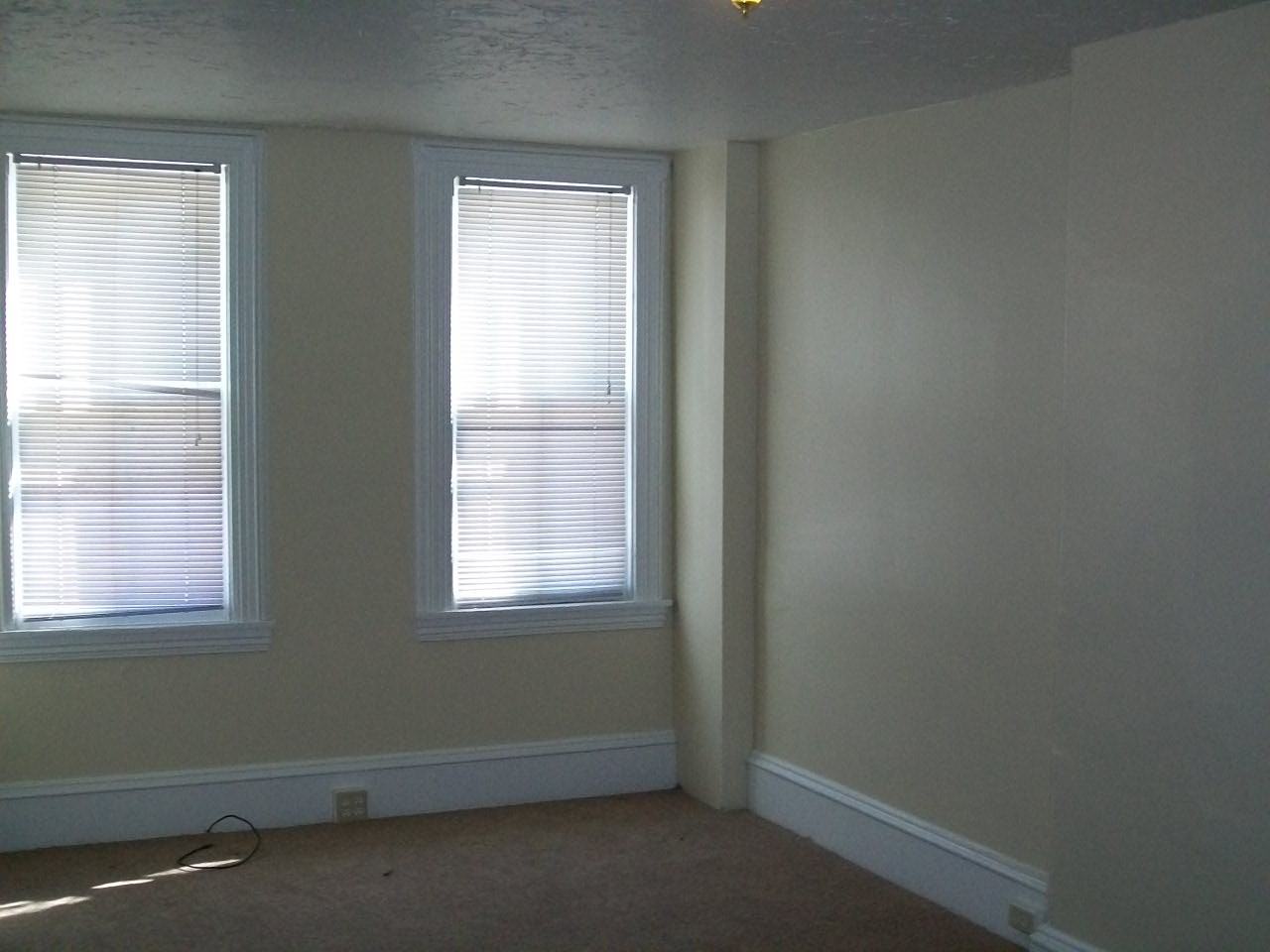 433 S Claymont St - Photo 3 of 4