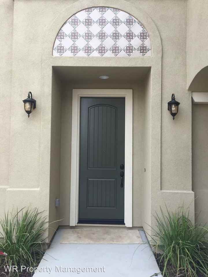 324 Pacifica Dr - Photo 2 of 12