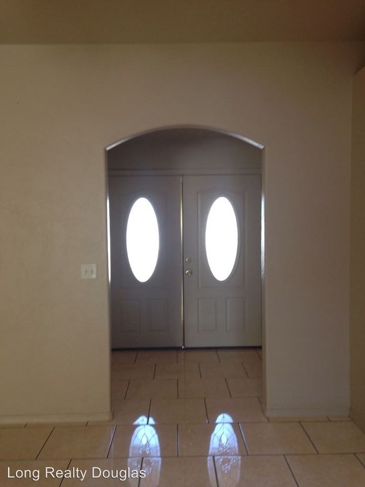 2707 E 8th St - Photo 3 of 6