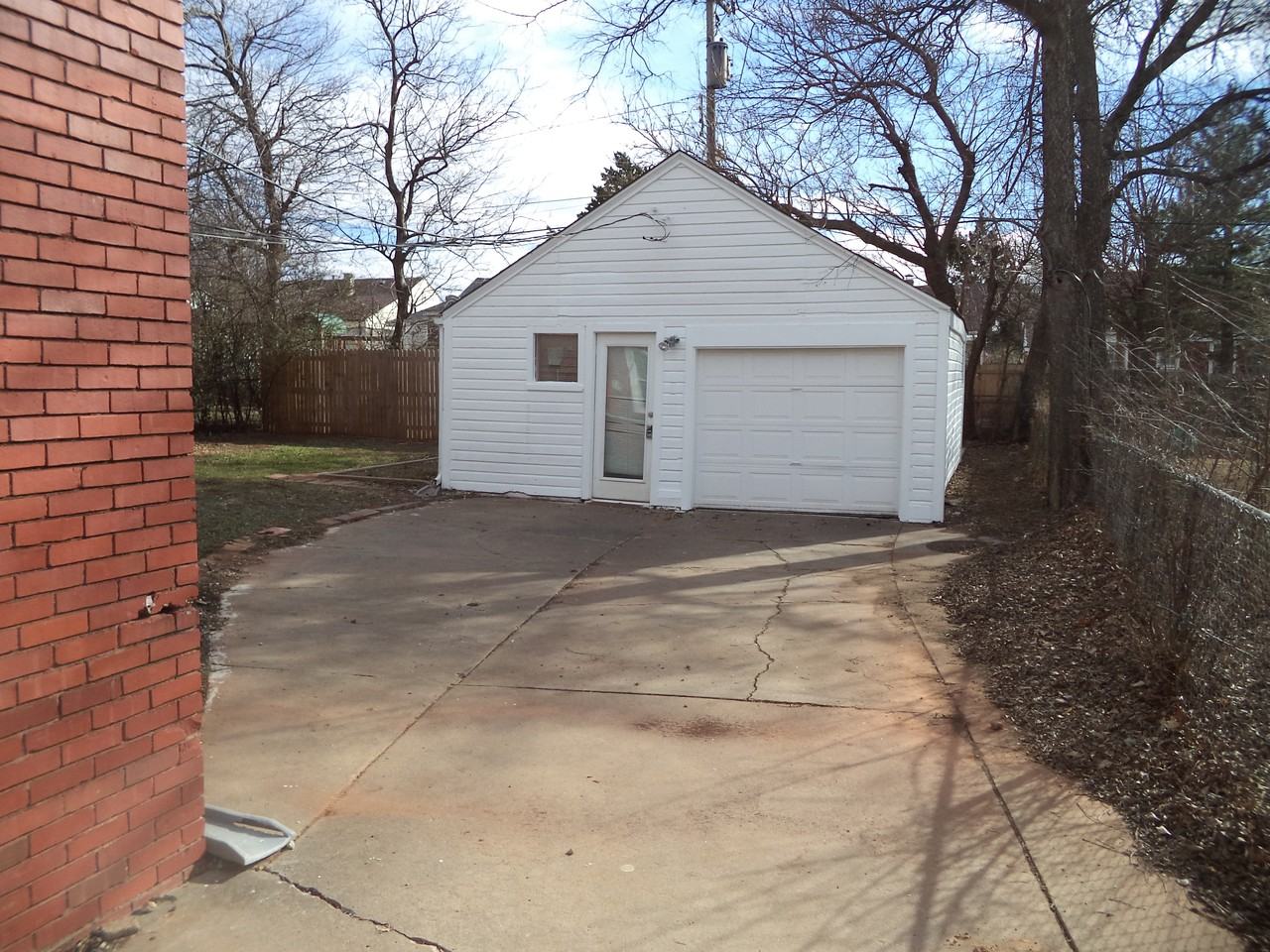2524 NW 30th St - Photo 2 of 11