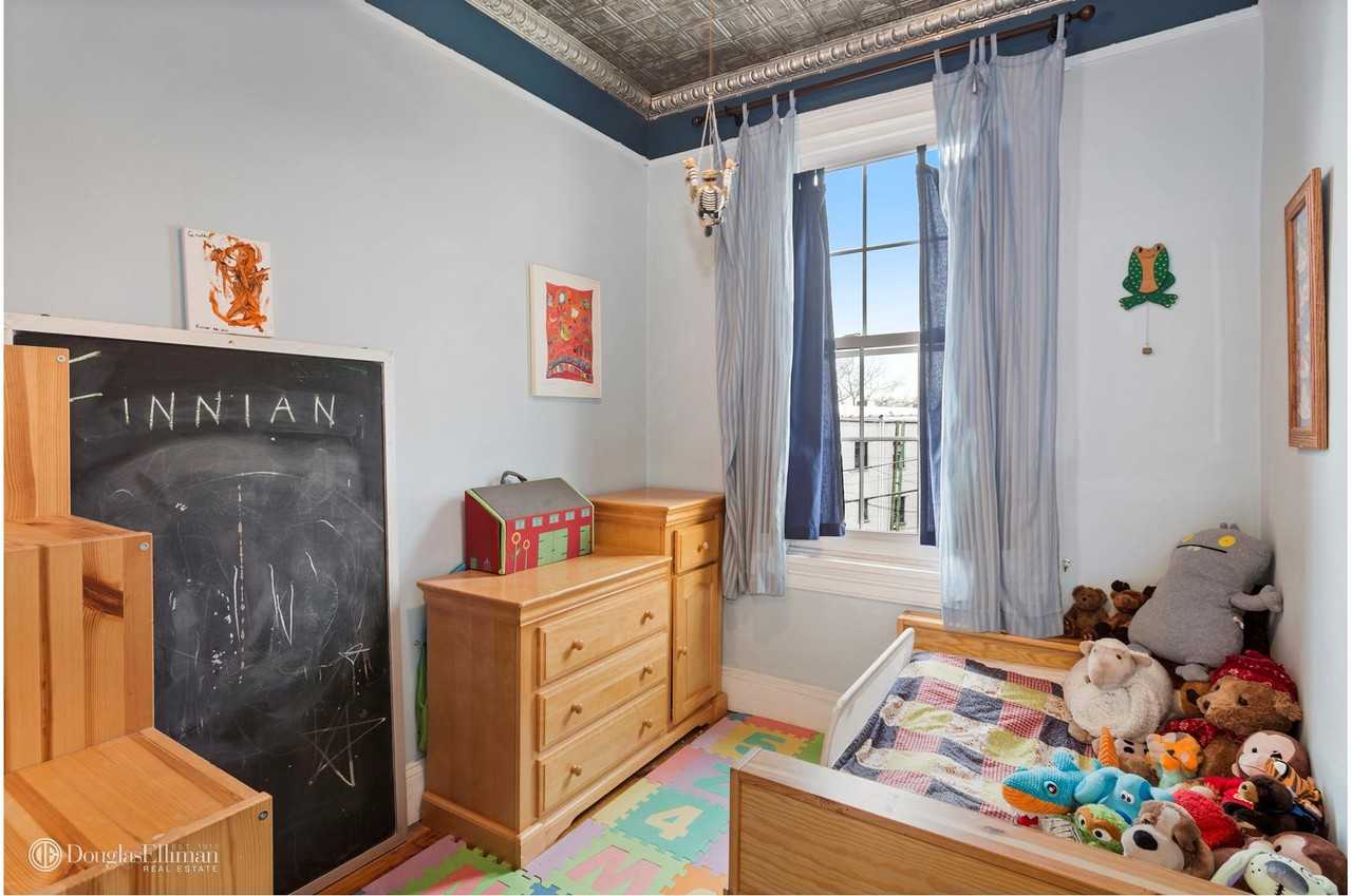 588 20th St - Photo 2 of 8