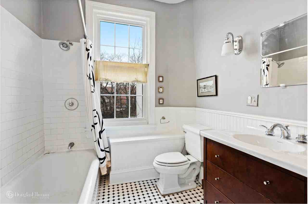 588 20th St - Photo 3 of 8