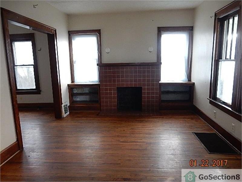 526 Columbus Ave NW - Photo 2 of 10