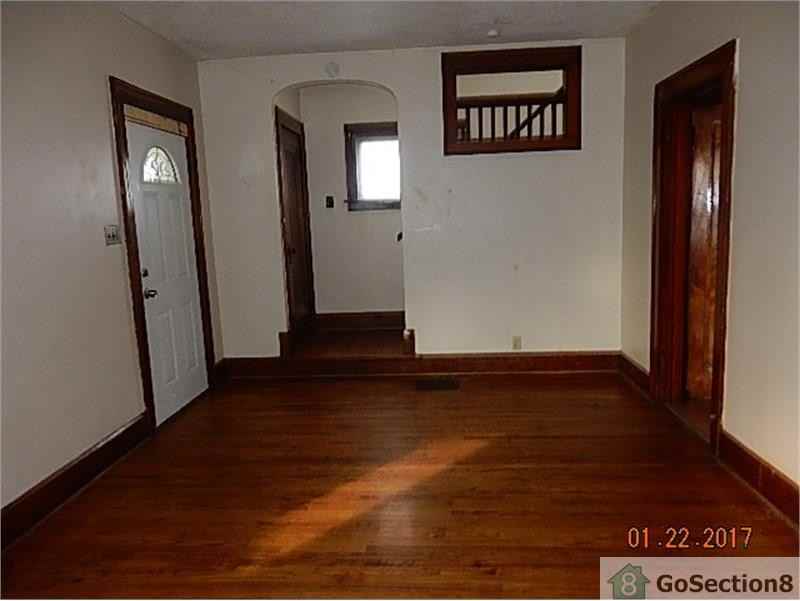 526 Columbus Ave NW - Photo 3 of 10