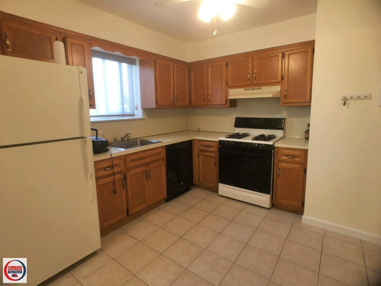 10-21 166th St #2F - Photo 3 of 9