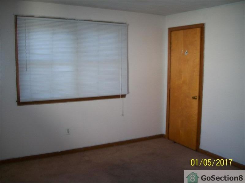 324 Oak St - Photo 3 of 4