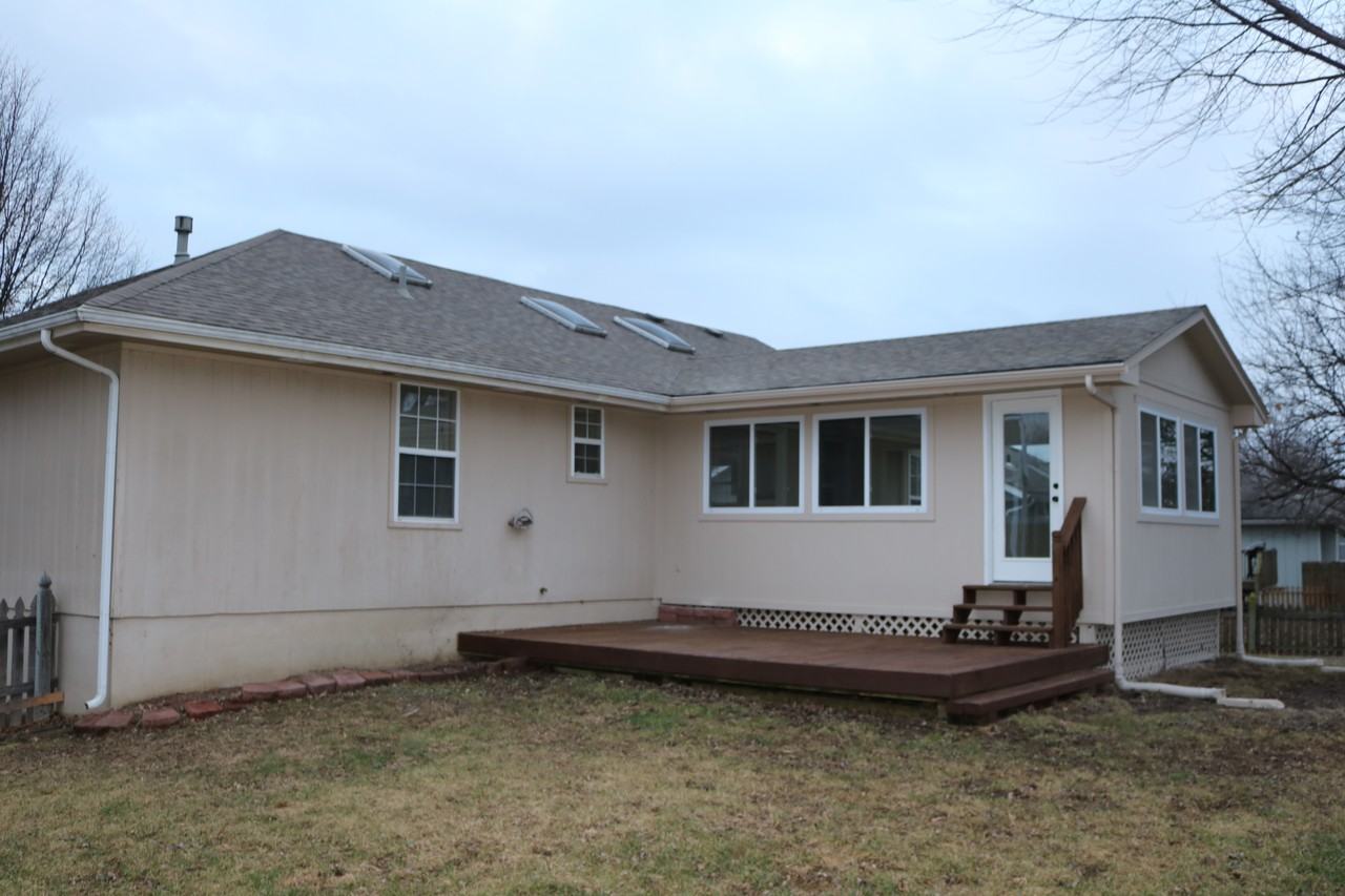 2517 NE Remington Ct - Photo 2 of 11