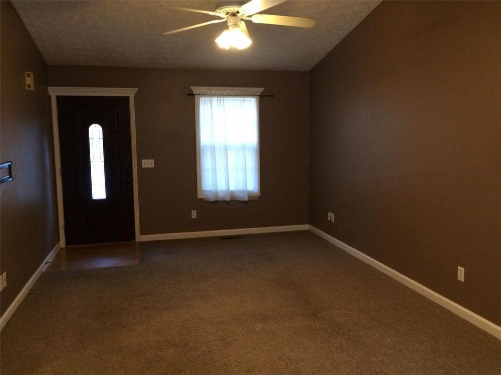 440 Lakeview Dr - Photo 2 of 8