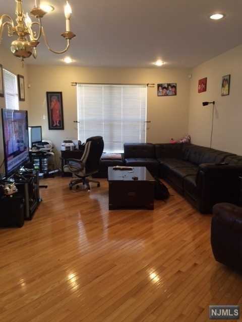 141 Gladstone Dr - Photo 2 of 6