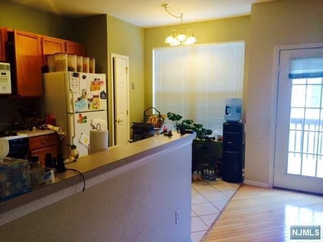 141 Gladstone Dr - Photo 3 of 6