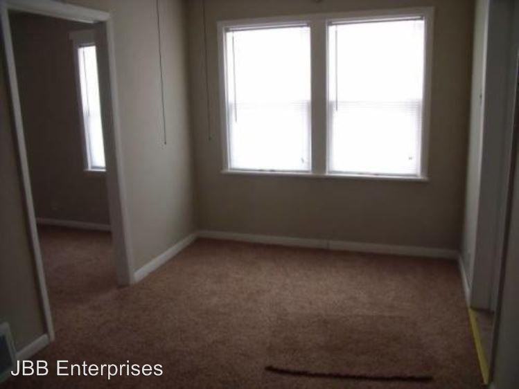 428 W 10th St - Photo 3 of 6