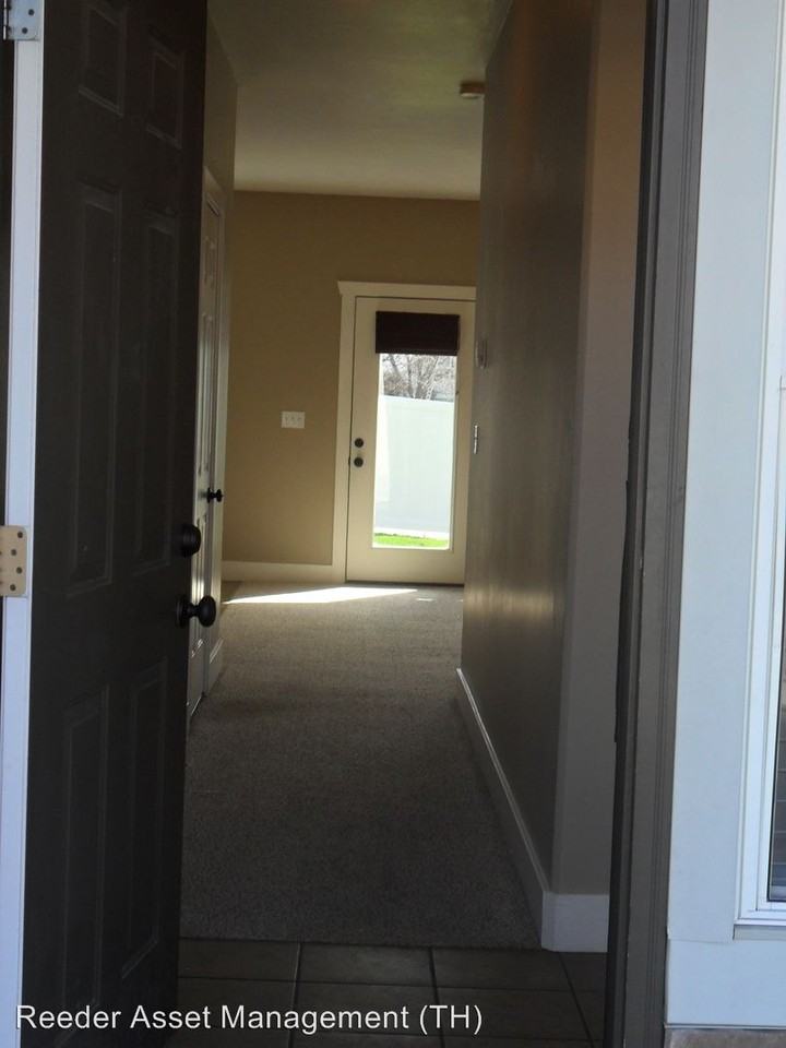 242 Hidden Creek Dr - Photo 2 of 10