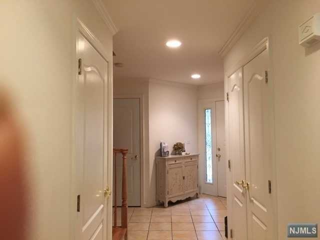 148 Carriage Ct - Photo 3 of 9