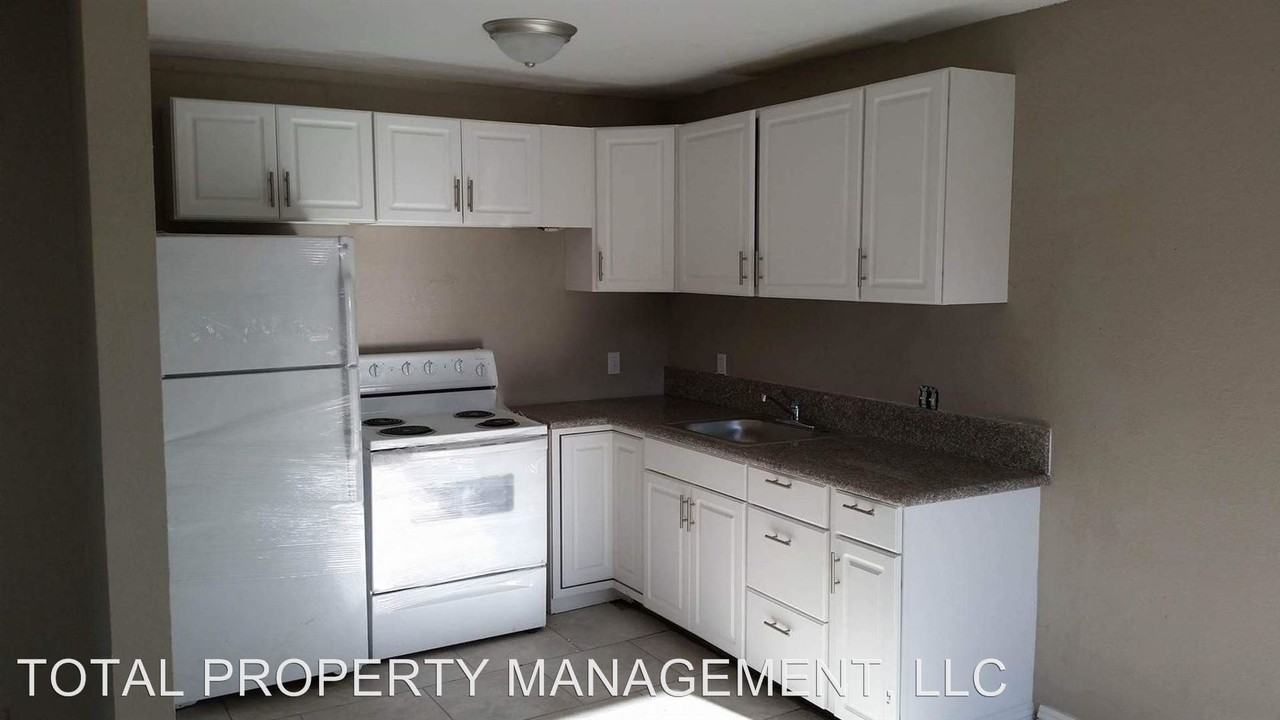 486 North Circle - Photo 2 of 7