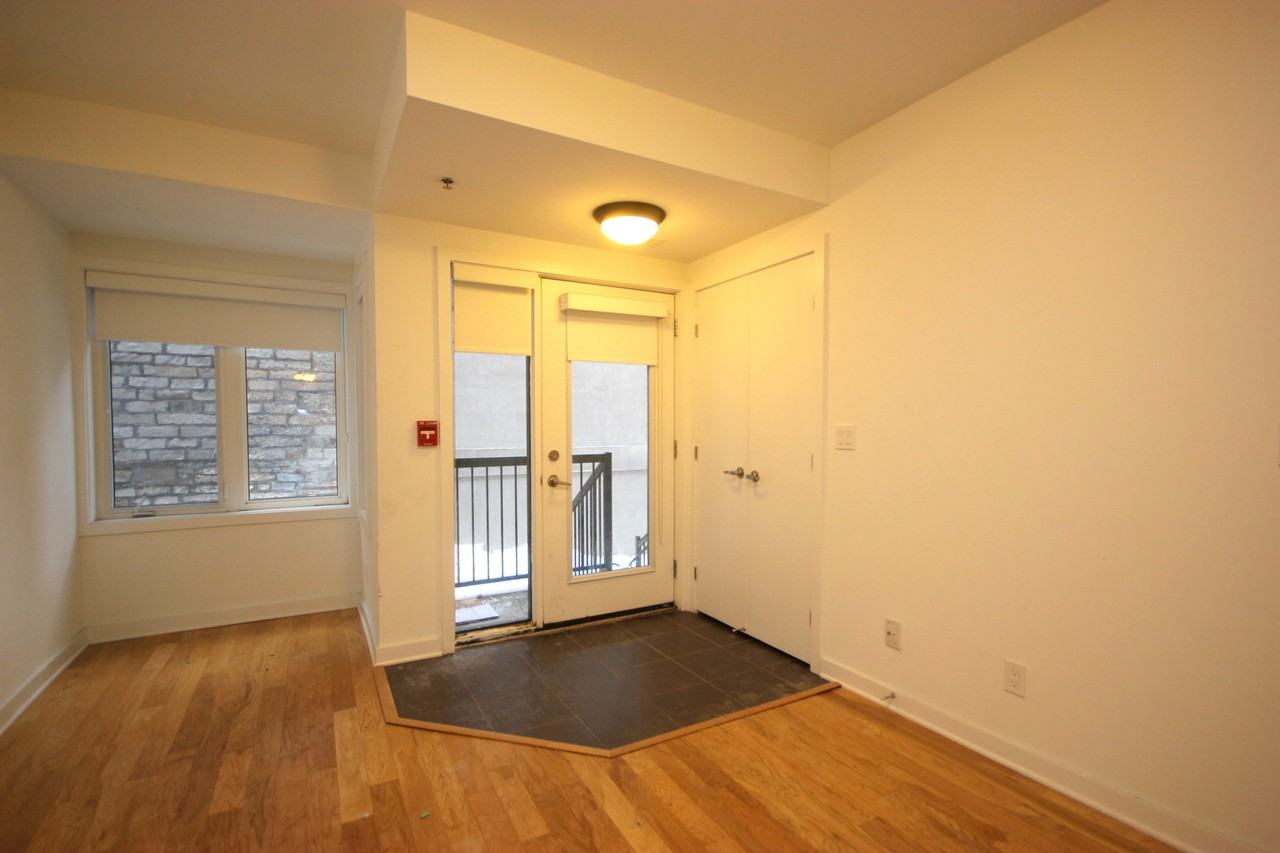 460 King Edward Ave - Photo 2 of 10