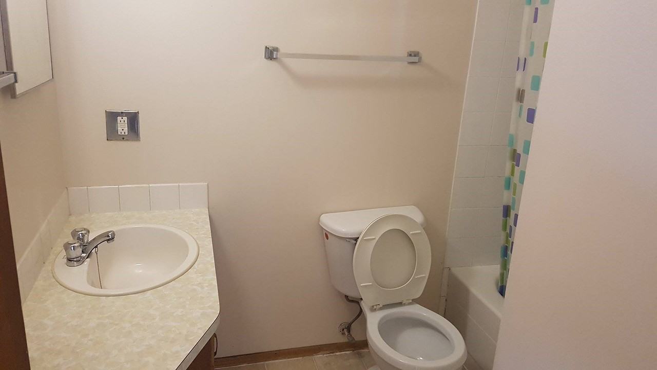 9720 156 St NW - Photo 3 of 4