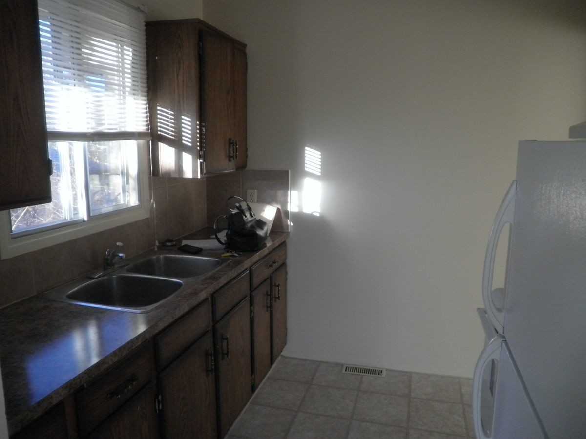 2228 29 St SW - Photo 2 of 9