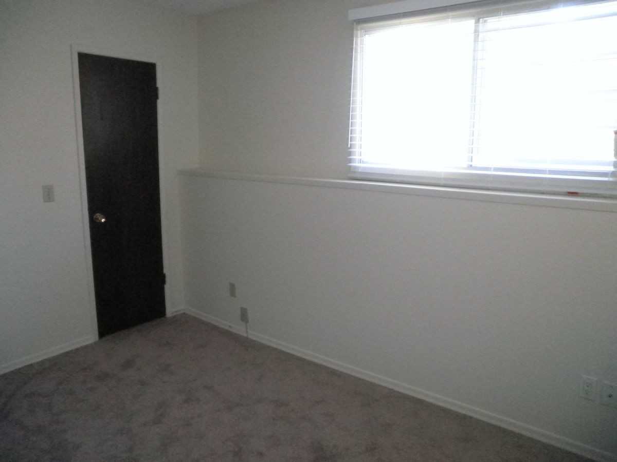 2228 29 St SW - Photo 3 of 9