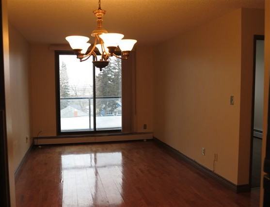 1808 18 St SW - Photo 2 of 8