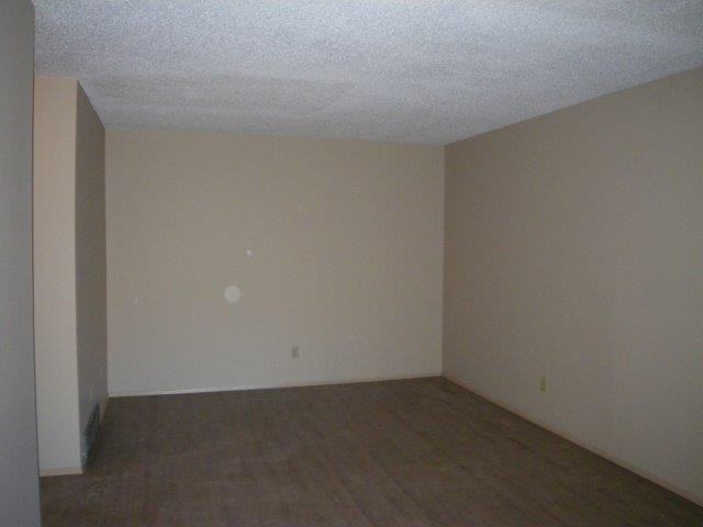 5940 45 Ave - Photo 3 of 3