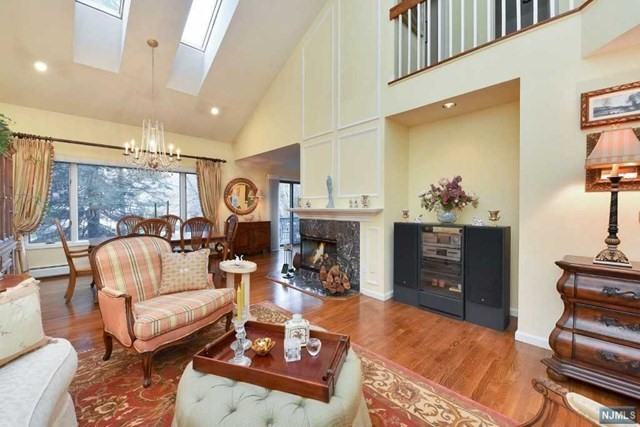 812 Hemlock Ct - Photo 3 of 24