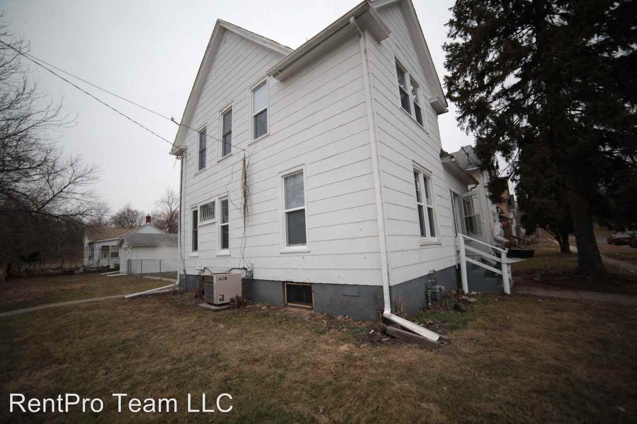 706 N Howell St - Photo 2 of 14