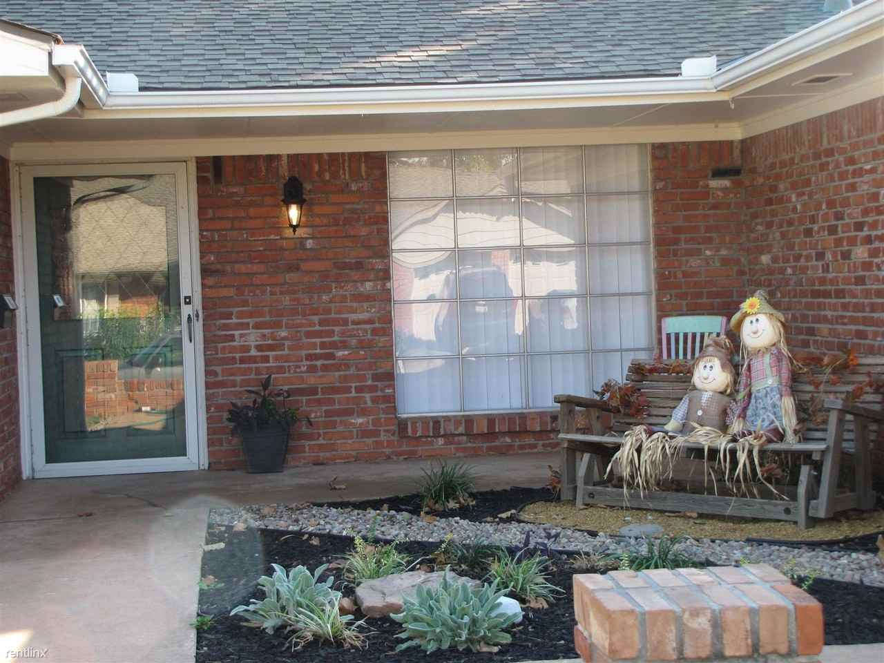 5720 NW 87th St - Photo 3 of 10